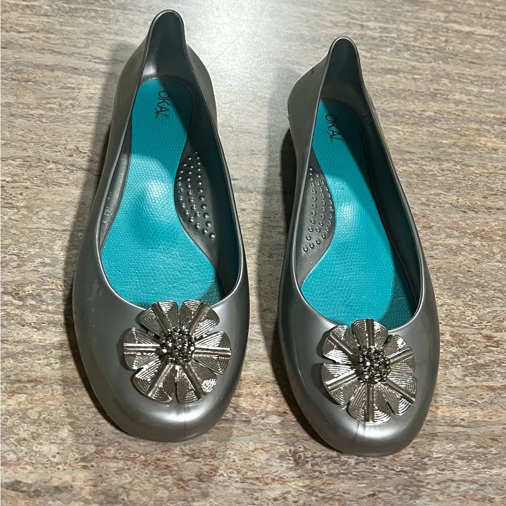 Oka B gray/ silver jelly flat shoes with embossed flower